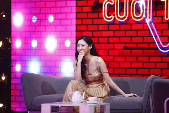 Hoa hậu Lương Thùy Linh vừa lắc vòng vừa làm toán ở Cuộc hẹn cuối tuần