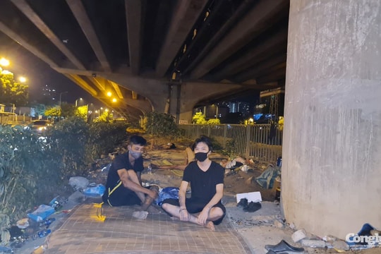 Hà Nội: Lao động thất nghiệp nằm la liệt dưới gầm cầu