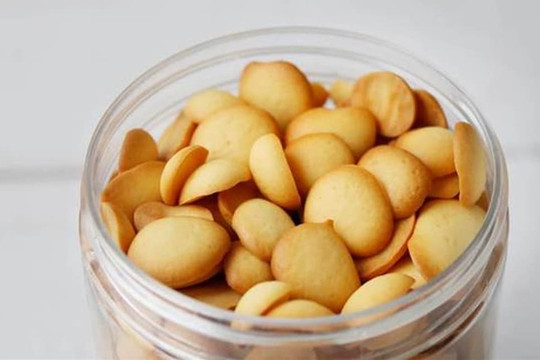 Bánh quy sữa trứng chiên giòn: 1 quả trứng và 1 muỗng bột mì, có thể làm trong 10 phút đã vàng giòn và thơm ngon