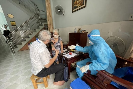 Quận Tân Phú triển khai xe lưu động đến tiêm vaccine COVID-19 tại nhà cho người cao tuổi