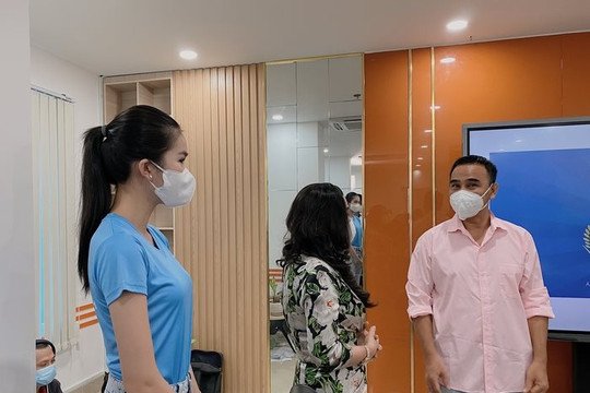 Á hậu Phương Anh chung tay cùng Quyền Linh góp gạo tặng người nghèo