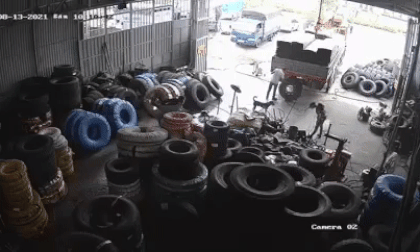 Lốp ô tô bất ngờ phát nổ tóe khói, cả xưởng sửa xe bị một phen thất kinh