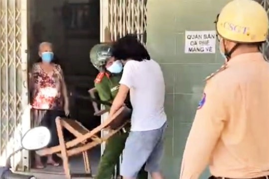 Người đàn ông vác ghế tấn công công an khi bị nhắc nhở không đeo khẩu trang