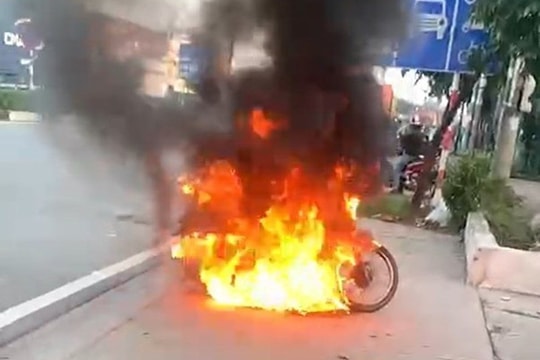 Người đàn ông đốt xe máy khi bị nhắc nhở ra đường khung giờ giới hạn