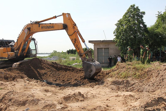 Phát hiện vụ chôn lấp 500 tấn nghi là chất thải công nghiệp