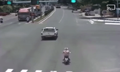 Đâm trúng ô tô bán tải, xe cứu thương lật nghiêng giữa ngã tư
