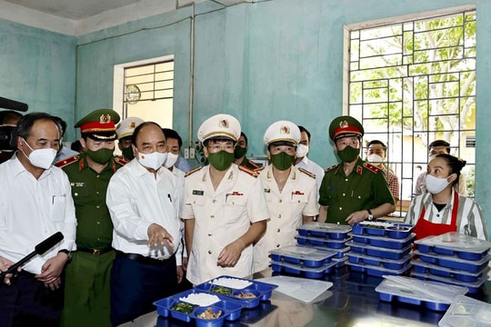 Chủ tịch nước kiểm tra công tác xét đặc xá tại Trại giam Ngọc Lý, Bắc Giang