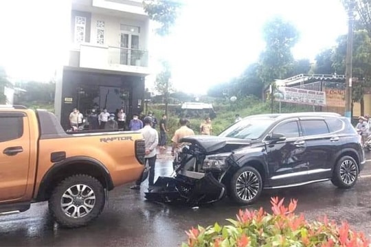 Mâu thuẫn nợ nần, tông xe ô tô và nổ súng trên đường