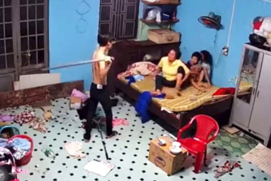 Con trai dùng cây lau nhà đánh mẹ vì không cho mượn điện thoại