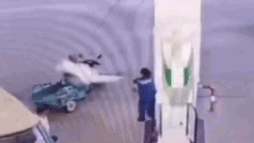 Cố tình hút thuốc ở cây xăng, người đàn ông bị nữ nhân viên dạy cho bài học thích đáng