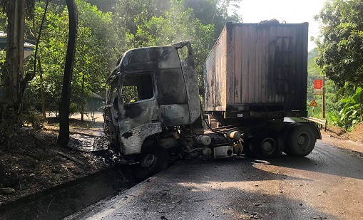Yên Bái: Xe Container lao xuống rãnh nước phát nổ, bốc cháy ngùn ngụt