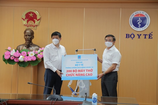 Petrovietnam trao tặng 200 máy thở dòng chức năng cao phục vụ điều trị bệnh nhân Covid-19 nặng
