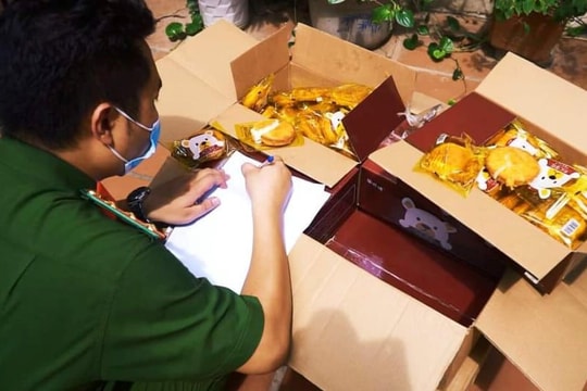 Xe “luồng xanh” chở gần 10 tấn bánh trung thu không rõ nguồn gốc