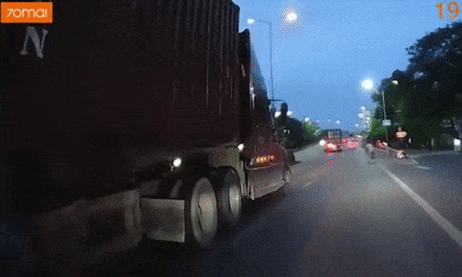 Tài xế container phanh 'cháy lốp' cứu mạng cụ ông đi xe đạp sau cú tạt đầu đầy nguy hiểm