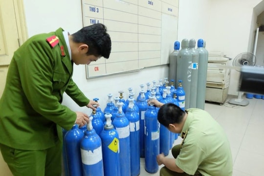 Hà Nội: Bất chấp giãn cách, thanh niên đi ship bình chứa khí cười