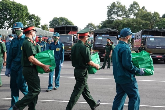 TP.HCM xin tăng cường 4.000 cán bộ chiến sĩ Quân khu 7 và 2.000 y bác sĩ