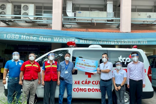 Trao tặng xe cứu thương cho Bệnh viên Quận 11