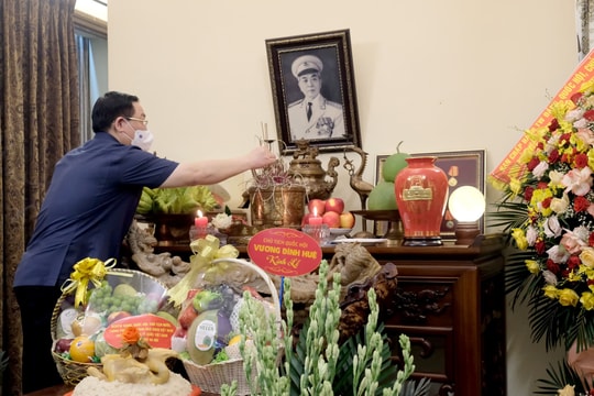 Chủ tịch Quốc hội thăm gia đình và thắp hương tưởng niệm Đại tướng Võ Nguyên Giáp