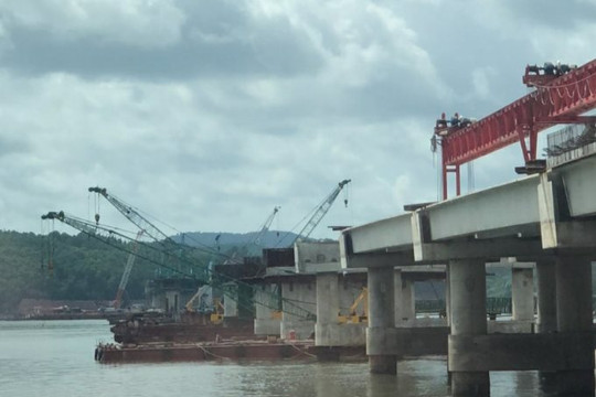 Một công nhân bị rơi xuống sông mất tích khi xây cầu dự án cao tốc