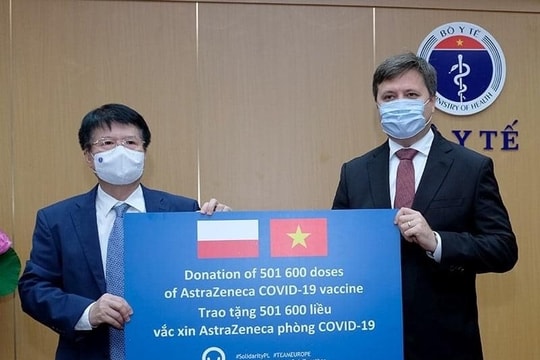 Ba Lan chính thức bàn giao cho Bộ Y tế 501.600  liều vaccine AstraZeneca