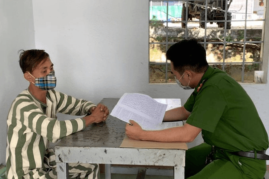 Bắt đối tượng cướp tài sản, ép nạn nhân cởi quần áo