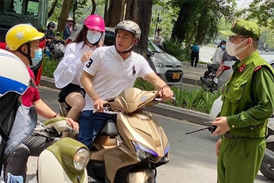 Khởi tố 2 anh em đánh bài, không đeo khẩu trang, chống người thi hành công vụ