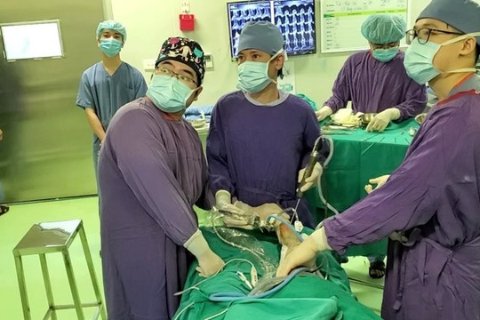 Lần đầu tiên Việt Nam mổ nội soi ghép sụn khớp nhân tạo thành công