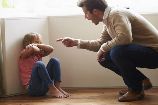 Ông bố càng 'bất tài' lại càng thích làm 3 việc có hại cho con