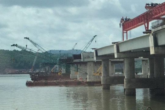 Tìm thấy thi thể công nhân bị ngã xuống sông khi xây cầu Vân Tiên