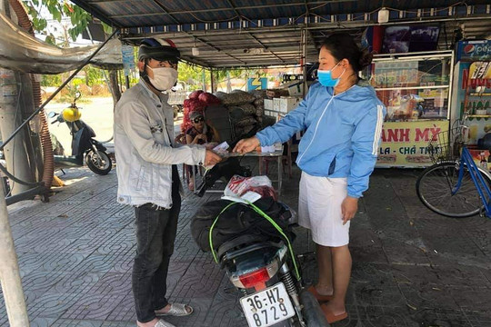 Đi bộ từ Quảng Ngãi về Thanh Hóa, chàng trai được bà con Quảng Nam tặng tiền, xe máy