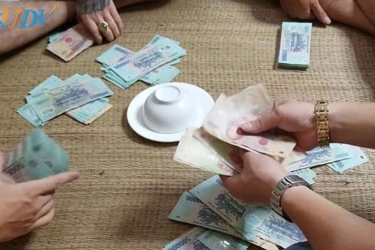 Bắt quả tang 18 đối tượng đánh bạc trong thời gian giãn cách xã hội