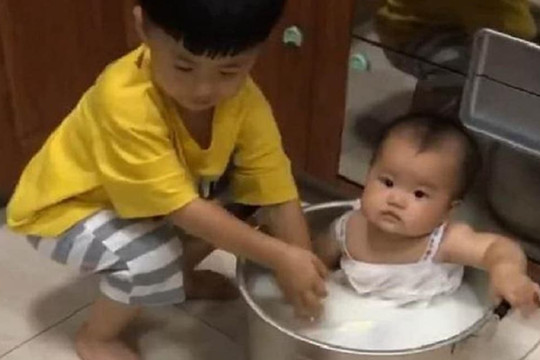 Đi ra chợ mua nước tương về nấu ăn, quay lại đã thấy con trai lớn cho em vào nồi khiến mẹ phút chốc tá hóa 'dở khóc dở cười'
