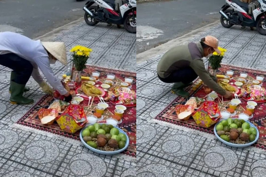 'Giật cô hồn' thảnh thơi như đi chợ, 2 nam thanh niên cười khúc khích ẵm nguyên mâm cỗ cúng ra về