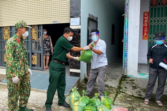 Bình Dương: Nhiều lực lượng xuyên đêm phát lương thực cho người dân vùng “khóa chặt, đông cứng”