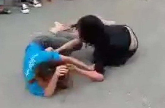 Nhóm nữ sinh đánh nhau trên đường