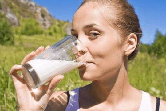 Tại sao không khuyên phụ nữ uống sữa mỗi ngày? Nhắc nhở: Cần lưu ý 4 điểm khi uống sữa