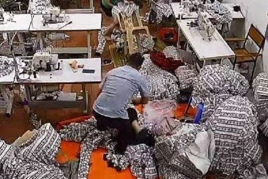 Truy nã đối tượng dùng dao chém vợ tới tấp tại xưởng may