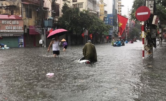 Mưa lớn gây ngập úng trên nhiều tuyến phố ở Hải Phòng