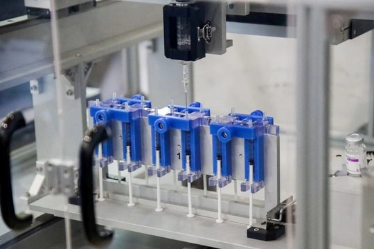 Thái Lan chế tạo robot giúp tối ưu hóa quy trình rút vaccine thành liều tiêu chuẩn