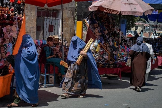 Tin vắn thế giới ngày 26/8: Taliban yêu cầu phụ nữ Afghanistan không ra ngoài đi làm