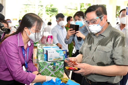 Thủ tướng kiểm tra công tác chống dịch tại những vùng đỏ, nơi khó khăn nhất của TPHCM