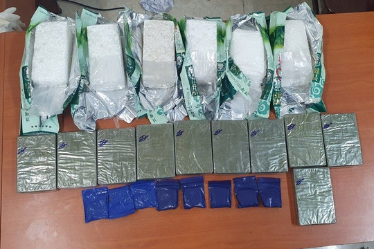 Dùng xe “luồng xanh” vận chuyển 10 bánh heroin và gần 5kg ma túy đá
