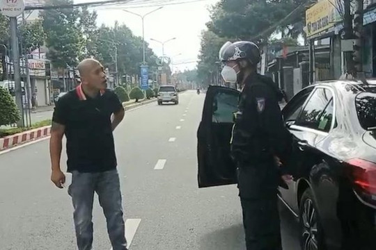 Bình Dương: Thanh niên 'thông chốt' kiểm soát, dọa giết Cảnh sát cơ động