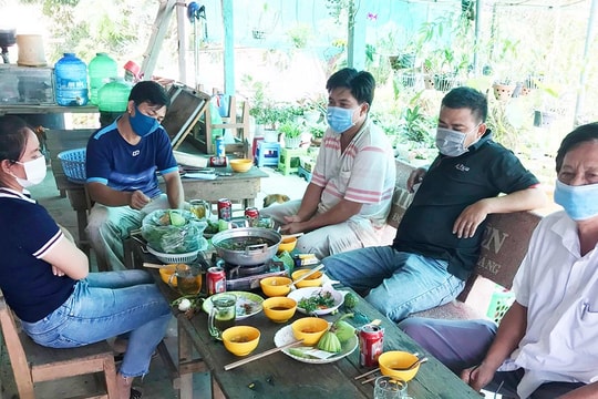 Cách chức Hiệu trưởng tổ chức ăn nhậu trong thời gian giãn cách xã hội