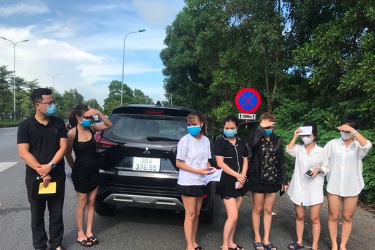 Hà Nội: CSGT phát hiện xe ô tô chở 6 người sử dụng giấy đi đường giả