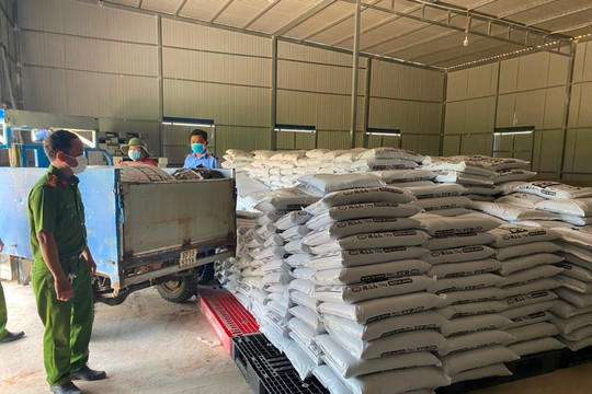 Phát hiện 12.000 kg phân hữu cơ Nippon Yuki của Nhật Bản tại cơ sở không có giấy phép kinh doanh