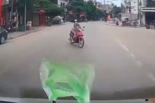Sang đường bất cẩn, người phụ nữ bị ô tô đâm văng