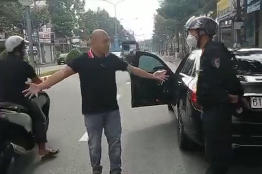 Khám xét thu nhiều giấy tờ cho vay nặng lãi tại nhà đối tượng dọa giết CSCĐ 