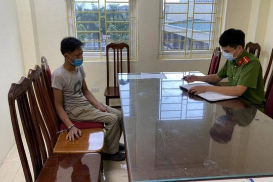 Hà Nội: Nam thanh niên cầm dao đuổi chém cán bộ chốt kiểm dịch 