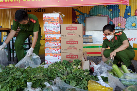 Cận cảnh “chợ container” bán hàng phi lợi nhuận của các chiến sỹ công an TP Đà Nẵng